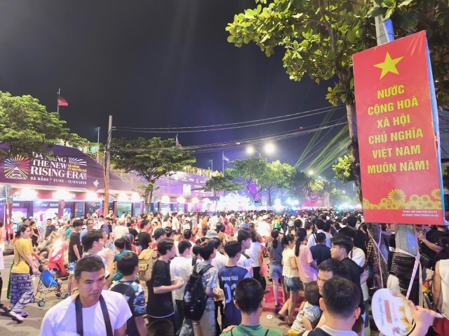 Đ&ocirc;ng đảo người d&acirc;n v&agrave; du kh&aacute;ch h&aacute;o hức chờ đ&oacute;n Đ&ecirc;m chung kết ph&aacute;o hoa 2025 b&ugrave;ng nổ