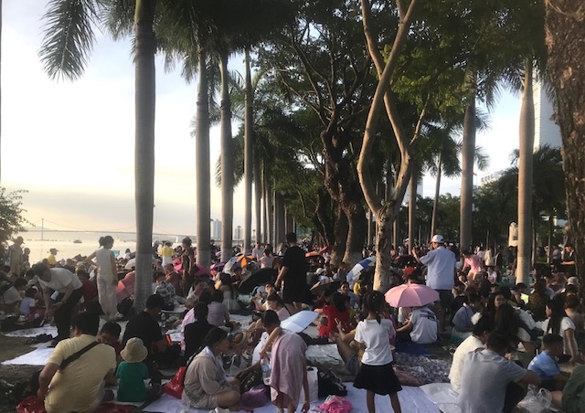 Chuẩn bị đồ ăn tối ngồi chờ xem ph&aacute;o hoa
