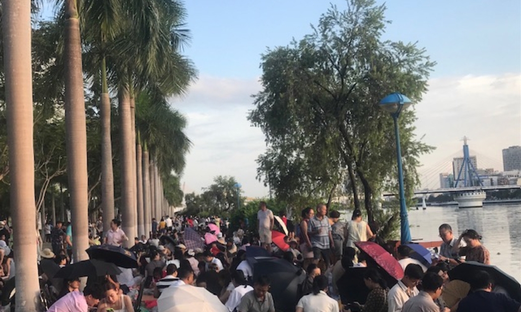 Ngay từ lúc 17h, hàng nghìn người đã đổ về bên bờ sông Hàn chờ xem Đêm chung kết pháo hoa quốc tế Đà Nẵng.