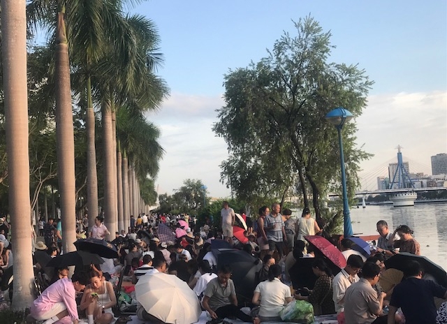 Ngay từ lúc 17h, hàng nghìn người đã đổ về bên bờ sông Hàn chờ xem Đêm chung kết pháo hoa quốc tế Đà Nẵng.