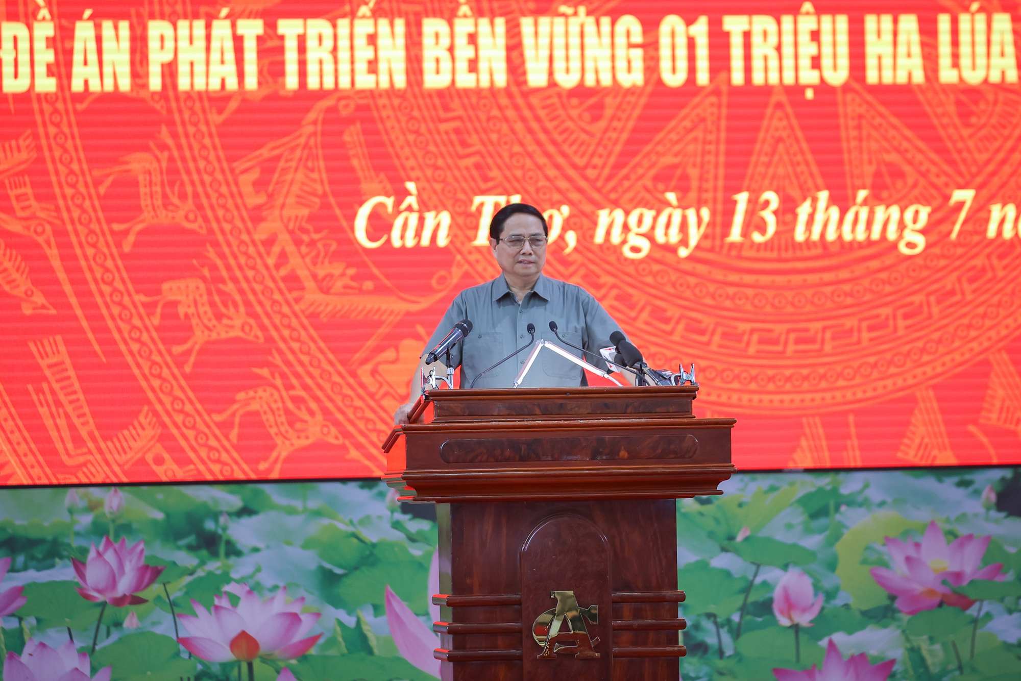 Thủ tướng Phạm Minh Chính chủ trì hội nghị về tình hình thực hiện mô hình chính quyền địa phương 2 cấp; tiến độ triển khai các dự án giao thông trọng điểm; Đề án phát triển bền vững 1 triệu ha lúa chuyên canh vùng ĐBSCL - Ảnh: VGP/Nhật Bắc