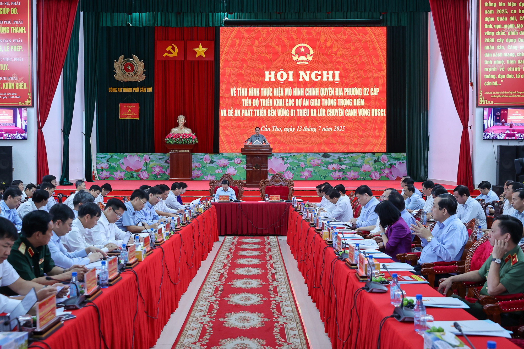 Toàn cảnh hội nghị sáng 13/7 tại TP. Cần Thơ do Thủ tướng Phạm Minh Chính chủ trì - Ảnh: VGP/Nhật Bắc.