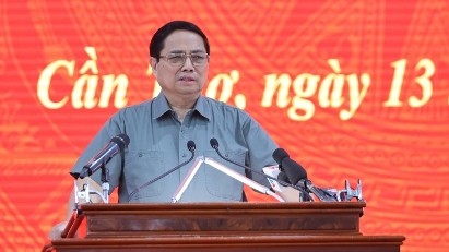 PM asks to acclerate key transport projects in Mekong Delta