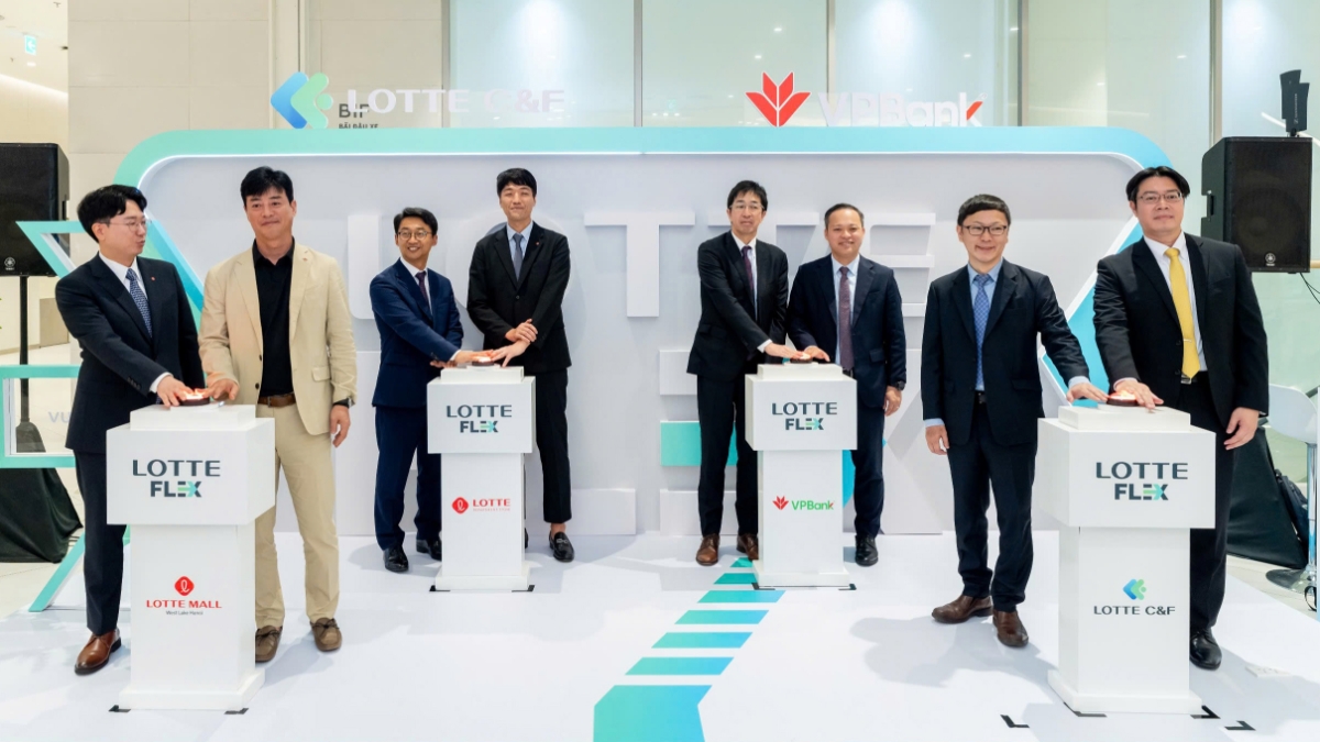Đại diện VPBank và LOTTE C&F tại sự kiện ra mắt LOTTE FLEX.