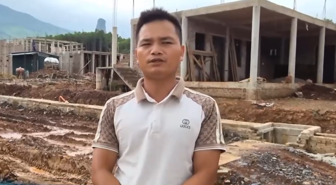 Anh Bùi Văn Khuyến: "Sau khi xây xong, gia đình sẽ chuyển ra ở tại ngôi nhà mới này, còn ngôi nhà cũ sẽ để chăn nuôi và trồng trọt".