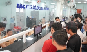 Hà Nội nghiên cứu tăng lệ phí trước bạ, phí biển số ô tô, xe máy dùng nhiên liệu hóa thạch