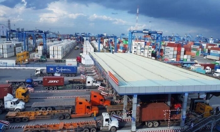 Giao thông khu vực cảng Cát Lái hiện rất khó khăn, tình trạng ùn tắc thường xuyên xảy ra do lưu lượng xe container ra vào rất lớn