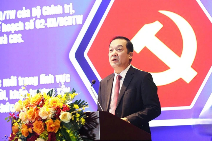 Thứ trưởng Phạm Đức Long trình bày báo cáo tóm tắt phương hướng, nhiệm vụ trọng tâm 6 tháng cuối năm 2025. 