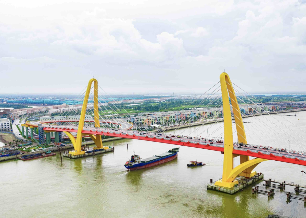 Ngày 15/7/2025 - Cầu Hoàng Gia do Tập đoàn Vingroup đầu tư, kết nối trực tiếp dự án Vinhomes Royal Island với trung tâm thành phố đã chính thức thông xe, rút ngắn thời gian di chuyển từ Vũ Yên tới trung tâm chỉ trong 5 phút.