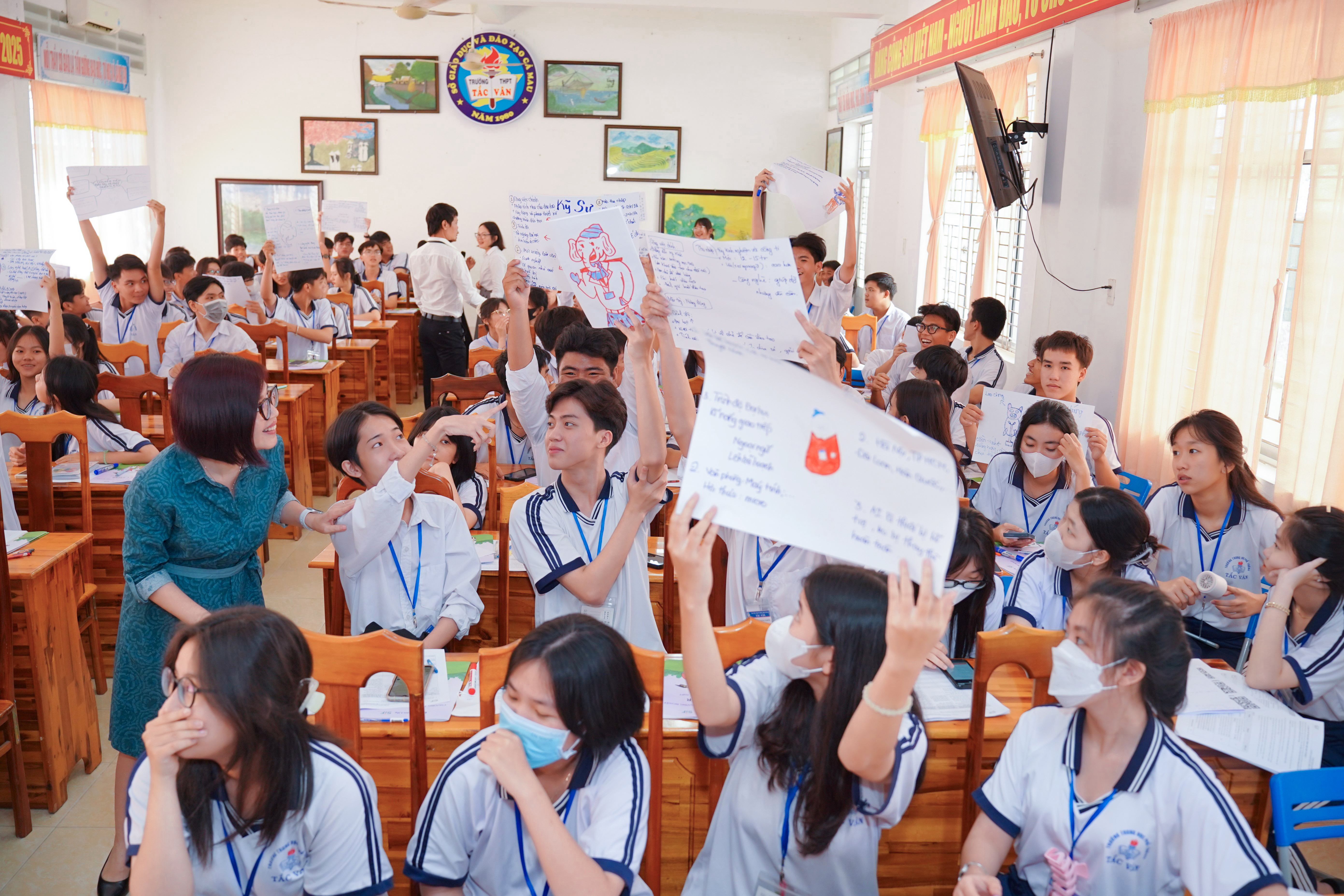Students participate in activities that help them explore their personal traits and potential, as well as gain deeper insights into various careers.