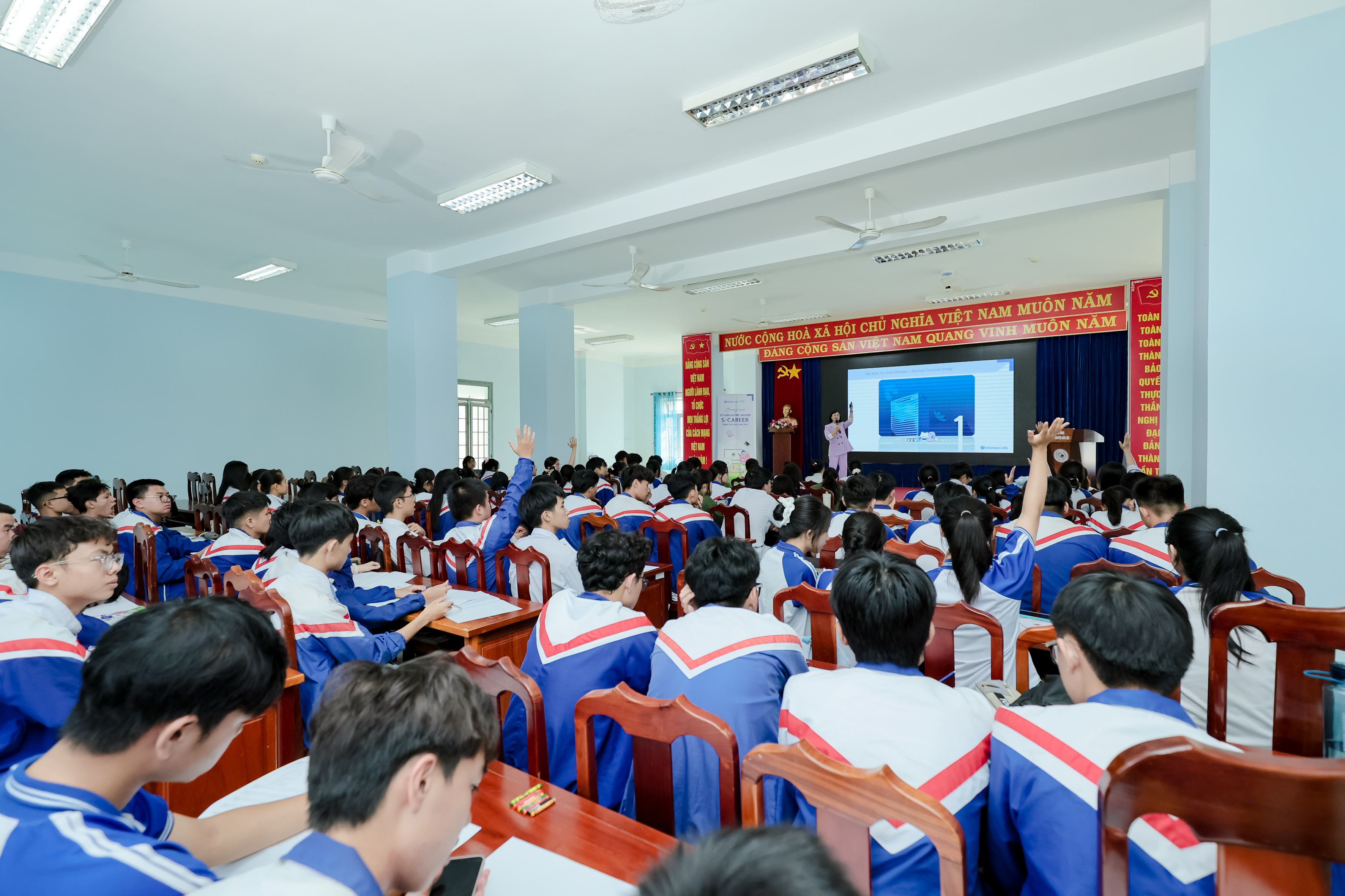 Experts from Shinhan Life Vietnam share real-world work experience in a corporate environment with the students.