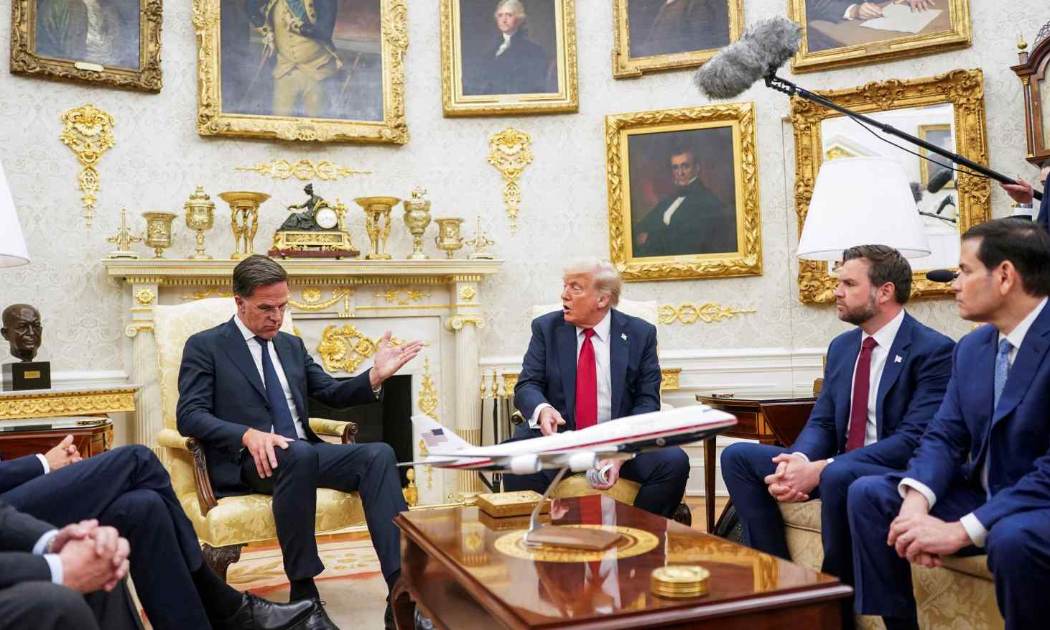 Tổng thư ký NATO Mark Rutte (trái) trong cuộc gặp với Tổng thống Mỹ Donald Trump tại Nhà Trắng, ngày 14/7 - Ảnh: Reuters