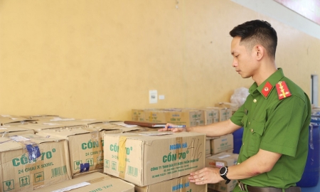Cơ quan công an khám xét xưởng sản xuất của Công ty TNHH Đầu tư Dược phẩm Ngân Hà