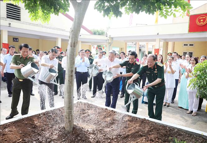 Tổng Bí thư Tô Lâm và các đại biểu trồng cây lưu niệm tại Trung tâm Điều dưỡng thương binh Thuận Thành.