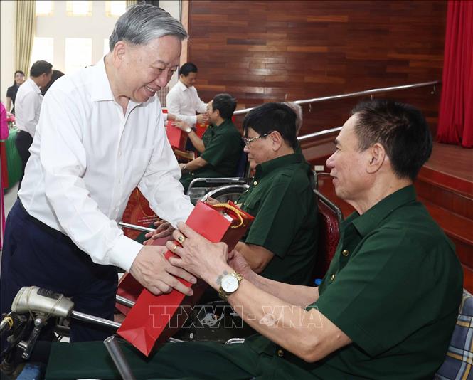 Tổng B&iacute; thư T&ocirc; L&acirc;m thăm hỏi v&agrave; tặng qu&agrave; cho thương bệnh binh