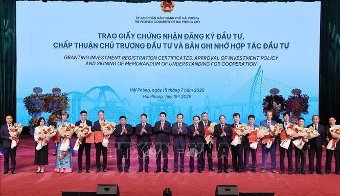 Chủ tịch nước Lương Cường c&ugrave;ng l&atilde;nh đạo Đảng, Nh&agrave; nước với đại diện c&aacute;c doanh nghiệp đăng k&yacute; đầu tư v&agrave;o Hải Ph&ograve;ng.