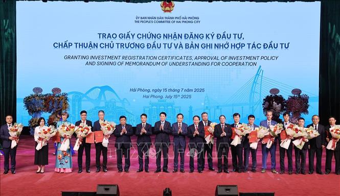 Chủ tịch nước Lương Cường cùng lãnh đạo Đảng, Nhà nước với đại diện các doanh nghiệp đăng ký đầu tư vào Hải Phòng.