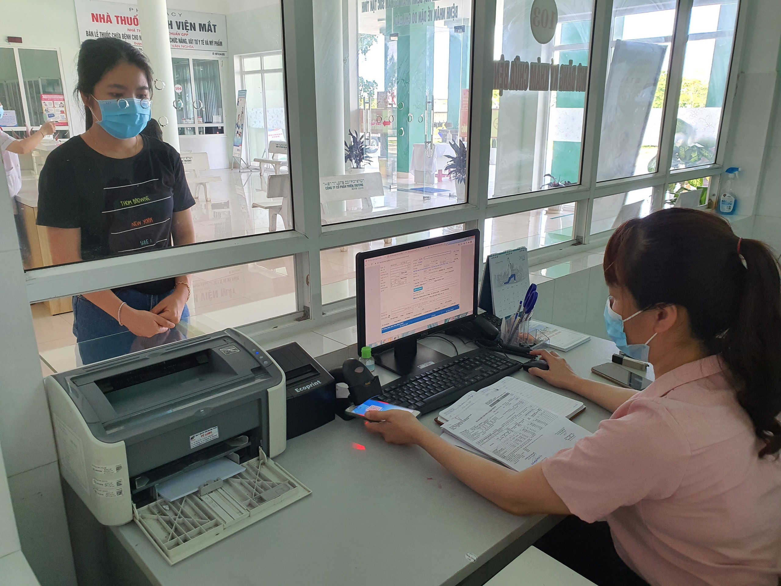Đăng ký thủ tục khám chữa bệnh bảo hiểm y tế.