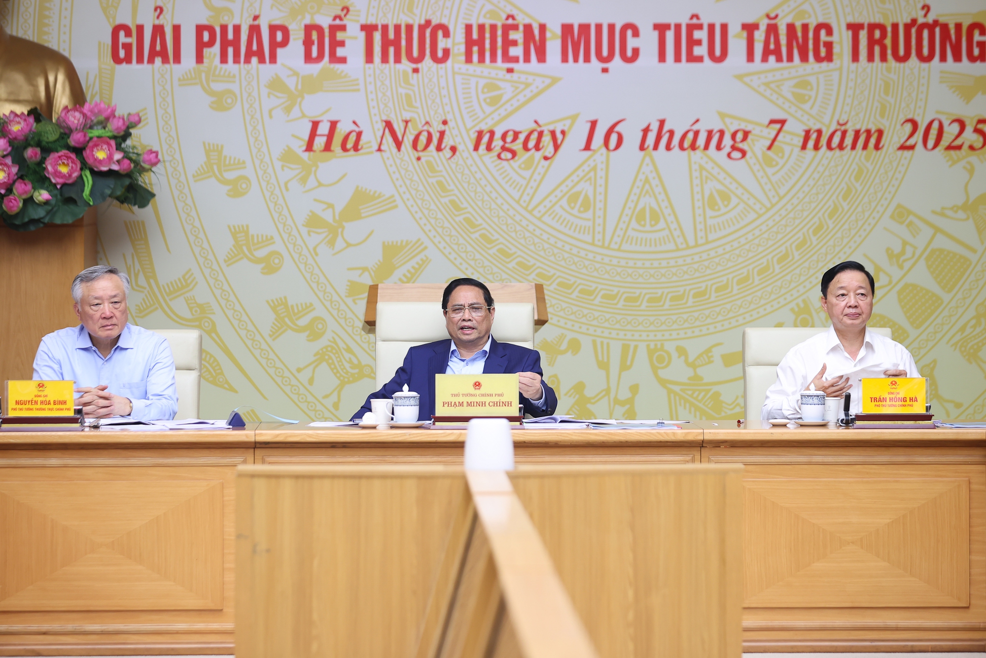 Thủ tướng chủ trì hội nghị - Ảnh: VGP