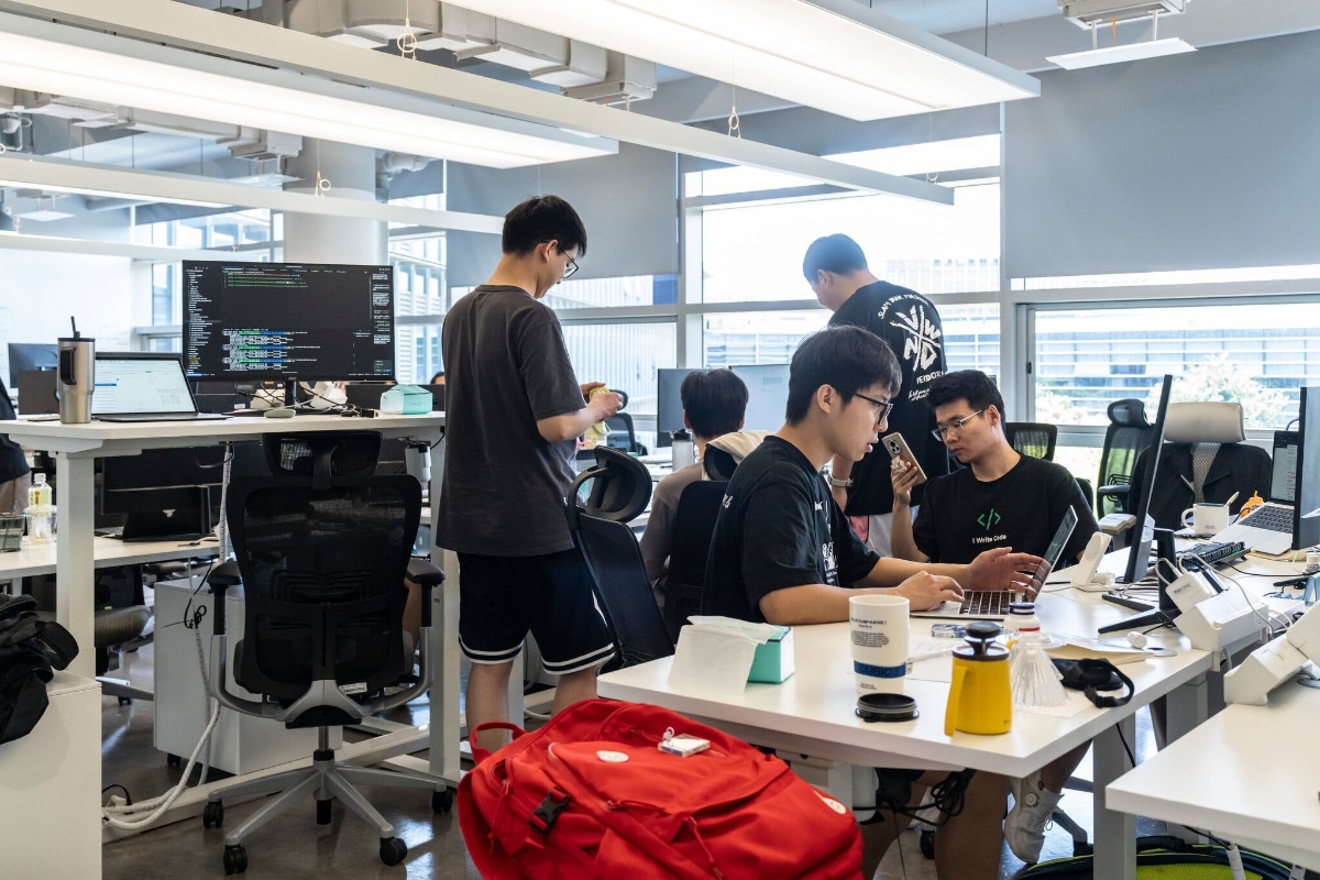 Nh&acirc;n vi&ecirc;n tại văn ph&ograve;ng của một c&ocirc;ng ty khởi nghiệp AI ở H&agrave;ng Ch&acirc;u. V&agrave;o th&aacute;ng 4, ch&iacute;nh phủ Trung Quốc cho biết sẽ ph&acirc;n bổ 8,5 tỷ đ&ocirc; la cho c&aacute;c c&ocirc;ng ty khởi nghiệp AI trẻ.