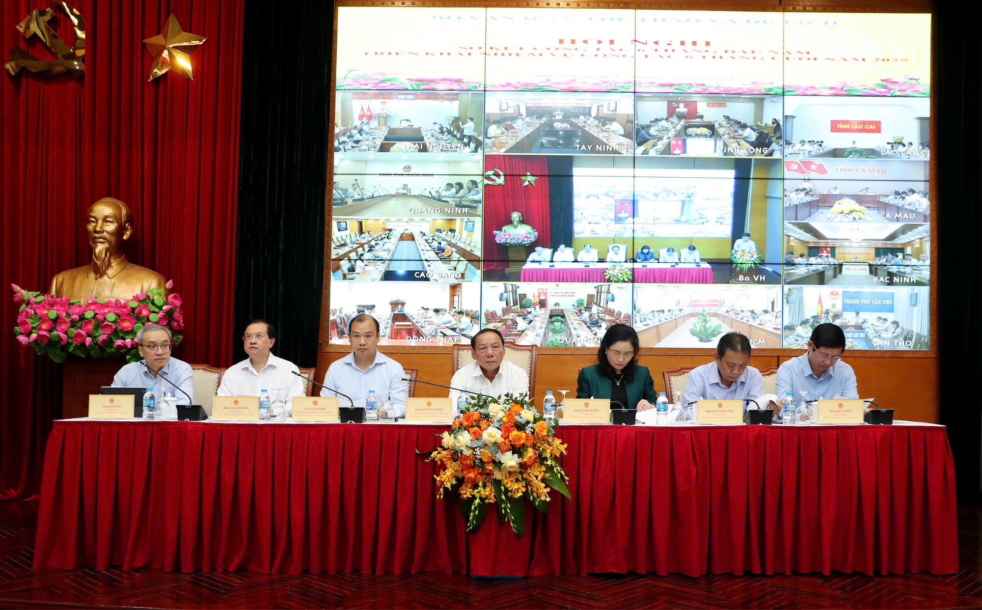 Bộ trưởng Bộ Văn hóa, Thể thao và Du lịch Nguyễn Văn Hùng chủ trì Hội nghị. Ảnh: TTXVN