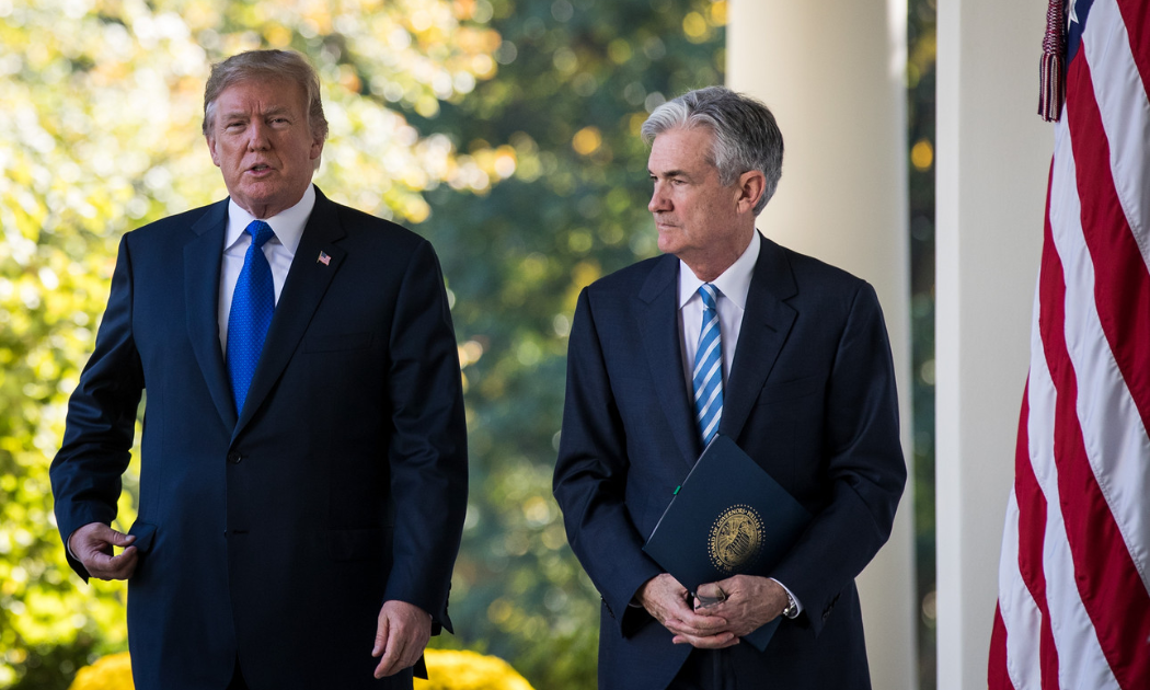Tổng thống Mỹ Donald Trump và Chủ tịch Fed Jerome Powell - Ảnh: Reuters