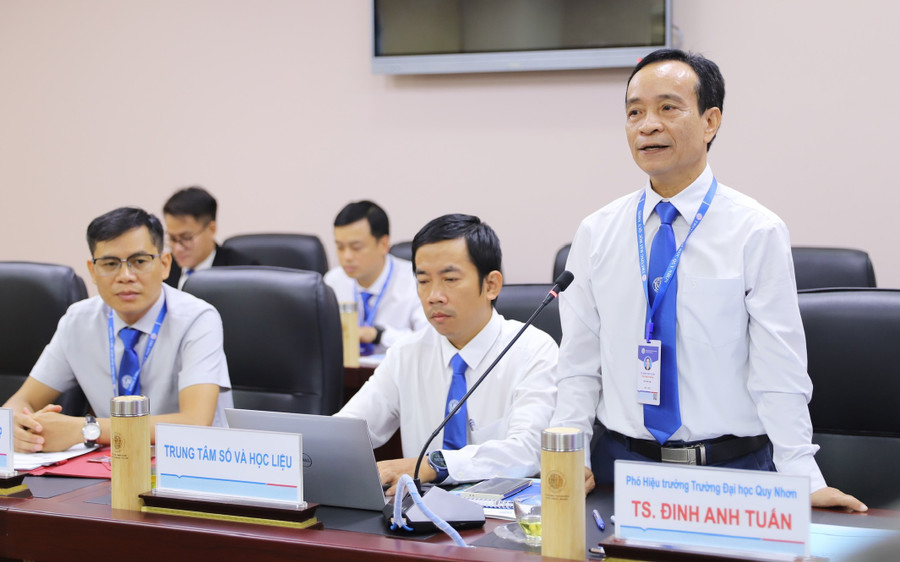 TS. Đinh Anh Tuấn, Phó Hiệu trưởng Trường Đại học Quy Nhơn, chủ trì họp báo.﻿