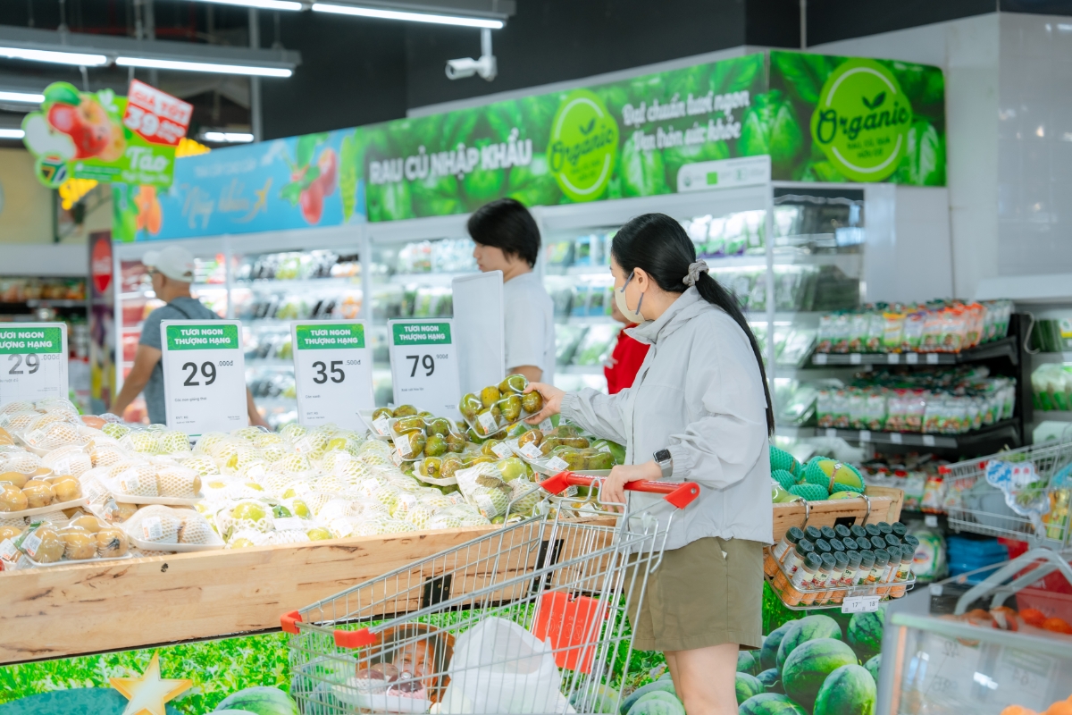 Kh&aacute;ch h&agrave;ng mua sắm tại hệ thống cửa h&agrave;ng si&ecirc;u thị của WinCommerce.