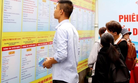 Lao động thất nghiệp tìm hiểu thông tin việc làm. Ảnh: Nhật Dương.