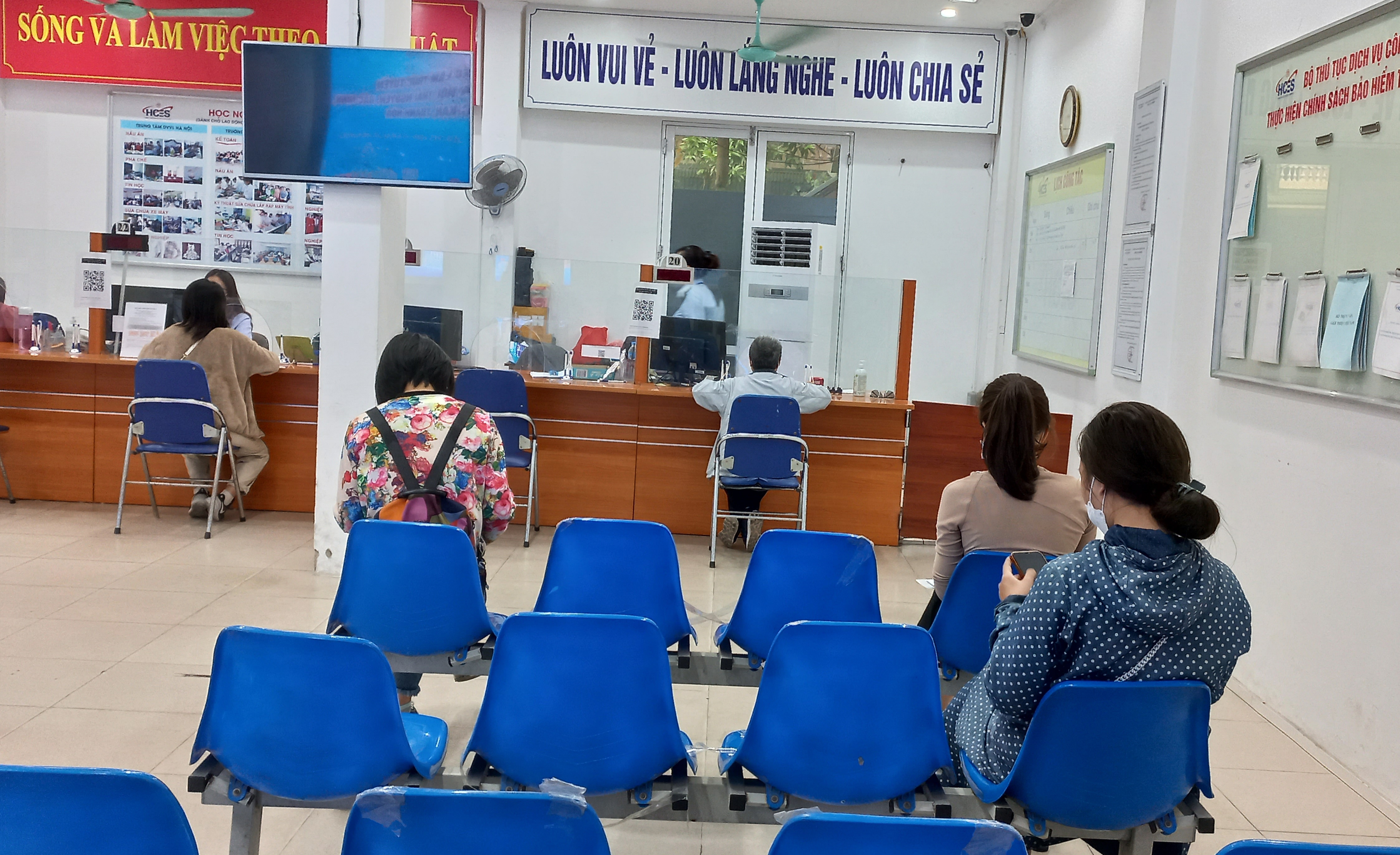 Người lao động chờ làm thủ tục hưởng trợ cấp thất nghiệp tại Hà Nội. Ảnh: Nhật Dương.