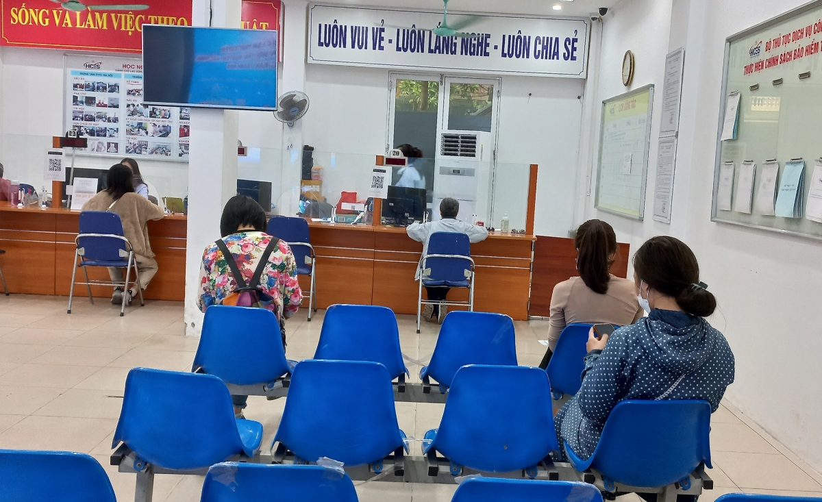 Người lao động chờ làm thủ tục hưởng trợ cấp thất nghiệp tại Hà Nội. Ảnh: Nhật Dương.