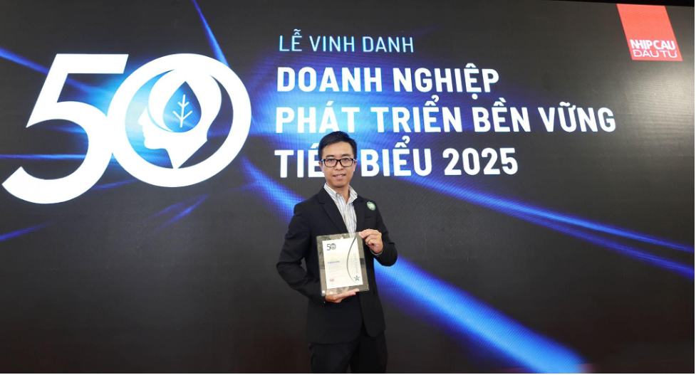 Mr. Nguyen Quoc Huy, Deputy Head of Communications and Branding Department at Imexpharm, represents the company to receive CSA 2025 award plaque. Photo: Imexpharm