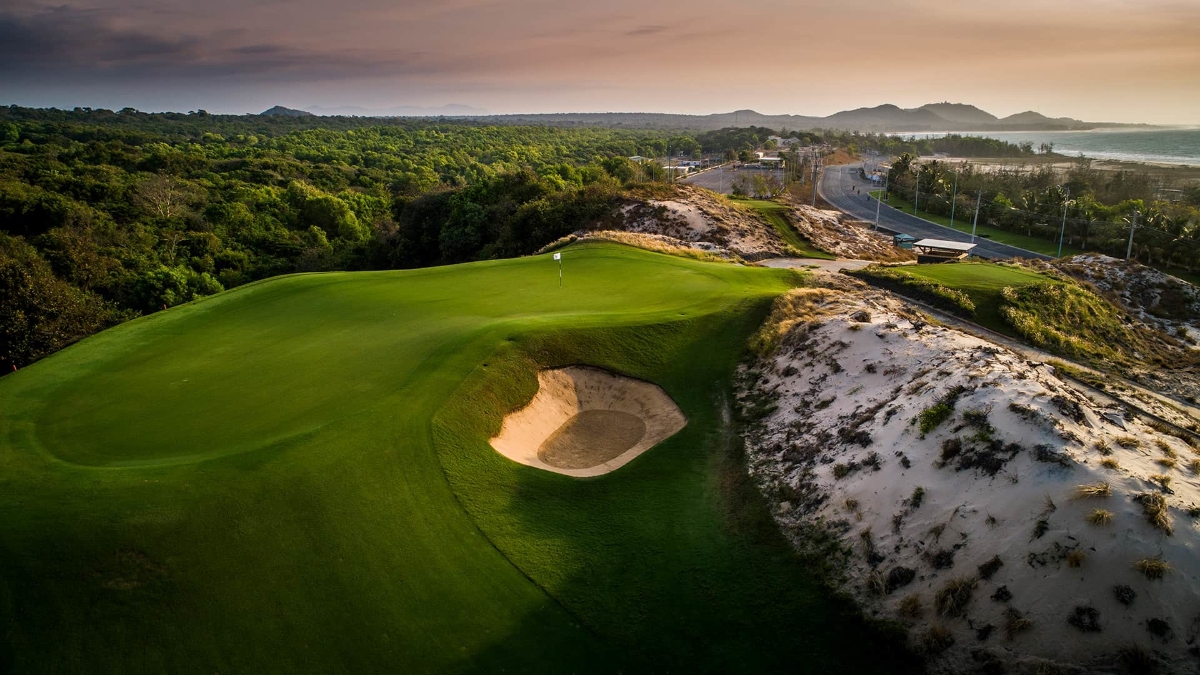 The Bluffs Hồ Tr&agrave;m Strip do&nbsp;Greg Norman thiết kế.