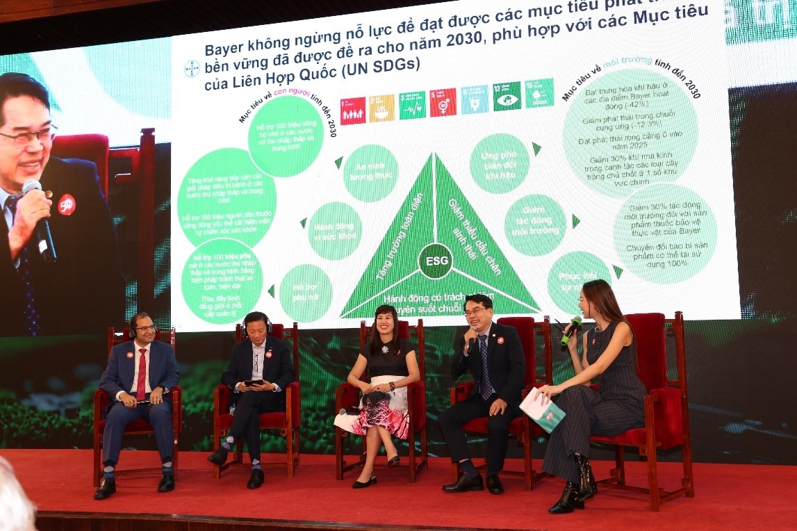 Ông Nguyễn Hoàng Sơn, Giám đốc Bộ phận Giải pháp Quản lý Cây trồng, Bayer Việt Nam (thứ hai từ phải qua) chia sẻ những mục tiêu phát triển bền vững của Bayer đề ra. Ảnh: NCĐT.