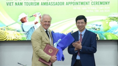 Australian golf legend reappointed as Vietnam’s Tourism Ambassador