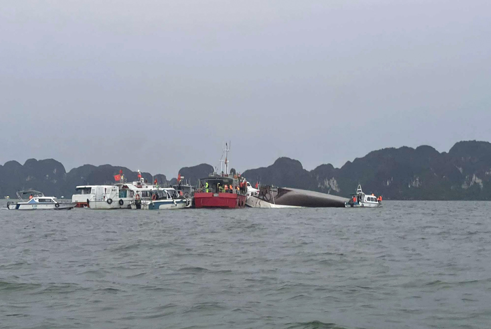 Hiện trưởng vụ lật tàu ở Quảng Ninh. Ảnh: Quảng Ninh