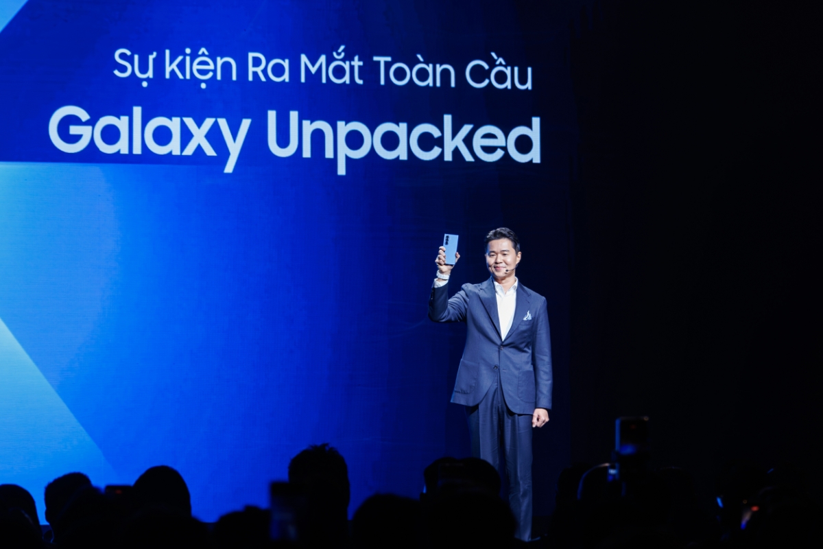 Ông Simon Sim, Phó Chủ tịch kiêm Giám đốc ngành hàng Trải nghiệm Di động Samsung Electronics Việt Nam tại sự kiện ra mắt Galaxy Unpacked 2025.
