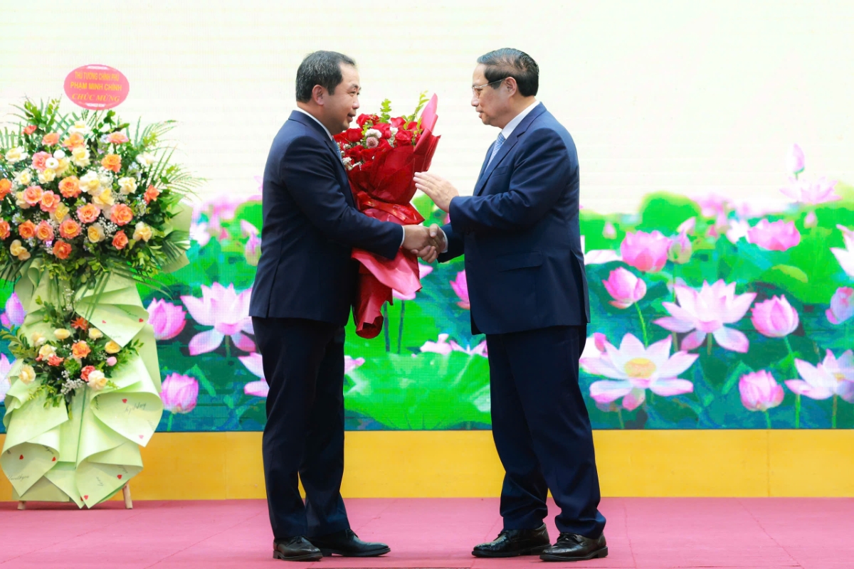 Thủ tướng Phạm Minh Ch&iacute;nh tặng hoa quyền Bộ trưởng Bộ N&ocirc;ng nghiệp v&agrave; M&ocirc;i trường Trần Đức Thắng.