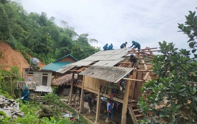 S&aacute;ng 20/7, lực lượng chức năng hỗ trợ sửa chữa nh&agrave; d&acirc;n tại bản Cha Lung, x&atilde; Tam Thanh