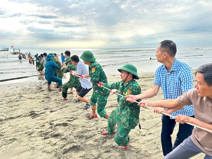 Lực lượng chức năng tỉnh H&agrave; Tĩnh c&ugrave;ng&nbsp;ngư d&acirc;n k&eacute;o thuyền bị nạn v&agrave;o bờ