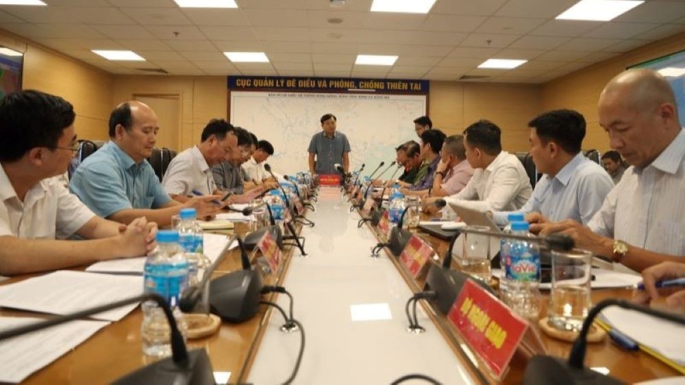 Thứ trưởng Nguyễn Ho&agrave;ng Hiệp chủ tr&igrave; cuộc họp.