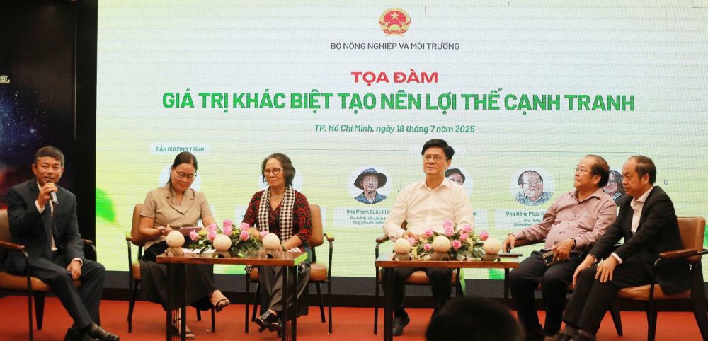 Các doanh nhân tham gia toạ đàm tại diễn đàn.