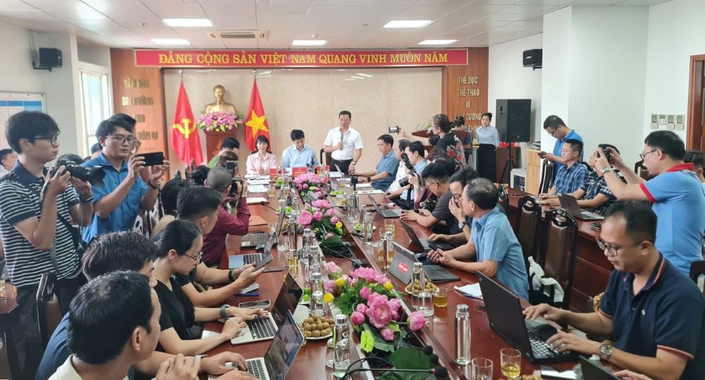 Quang cảnh buổi họp b&aacute;o.