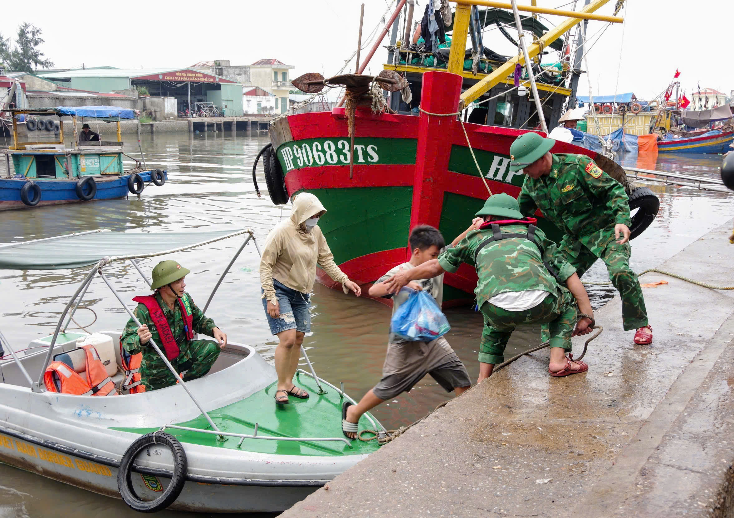 Người dân được di tản vào nơi tránh trú bão