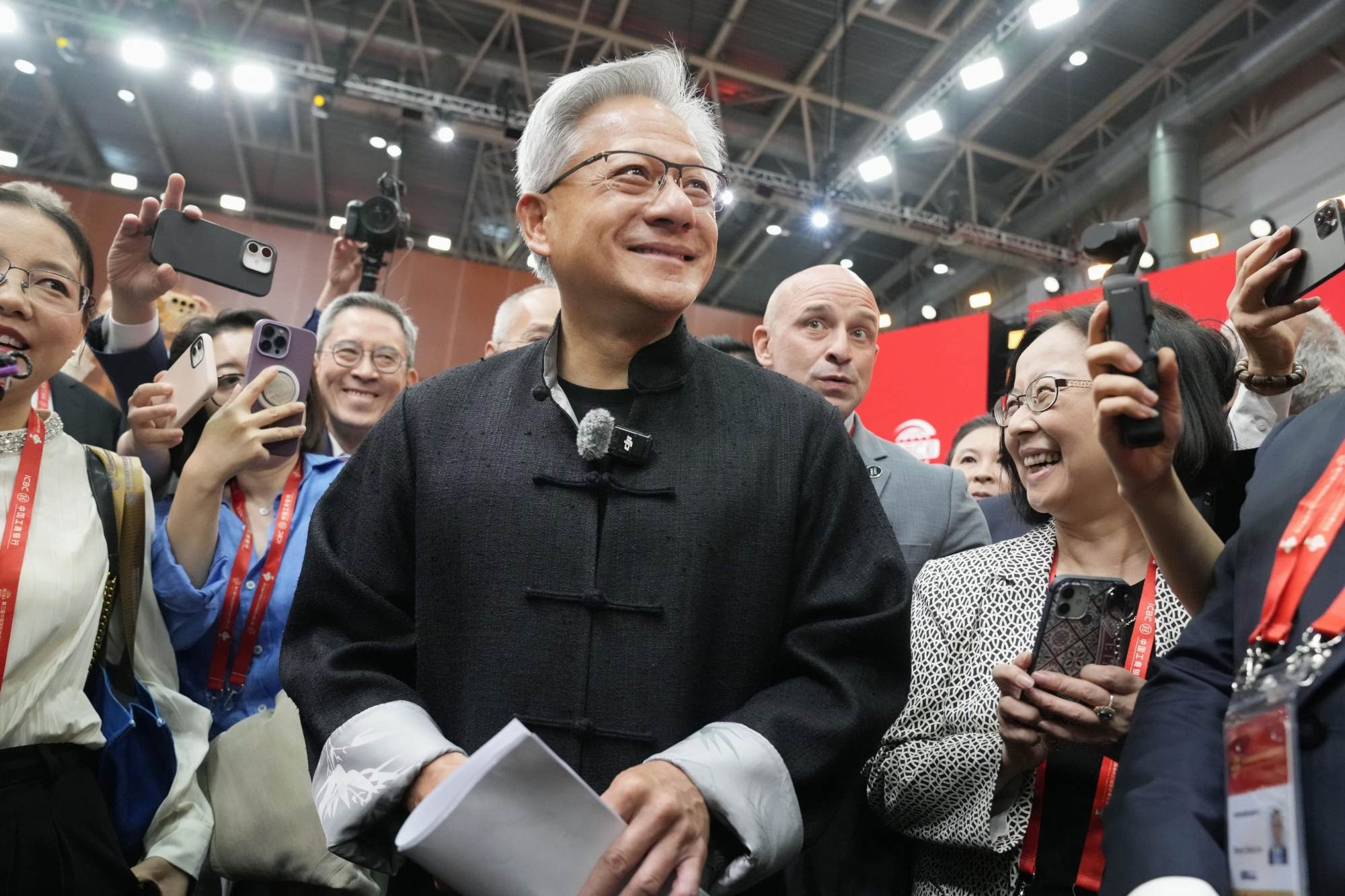 CEO của Nvidia, Jensen Huang, mặc &aacute;o kho&aacute;c truyền thống của Trung Quốc, tham dự Triển l&atilde;m Chuỗi cung ứng Quốc tế Trung Quốc tại Bắc Kinh mới đ&acirc;y