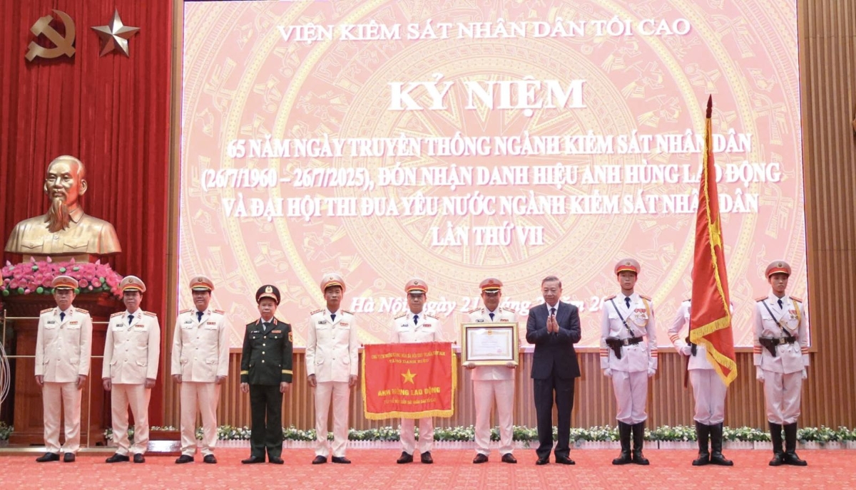 Tổng B&iacute; thư T&ocirc; L&acirc;m trao danh hiệu Anh h&ugrave;ng lao động tặng ng&agrave;nh kiểm s&aacute;t nh&acirc;n d&acirc;n. Ảnh: TTXVN
