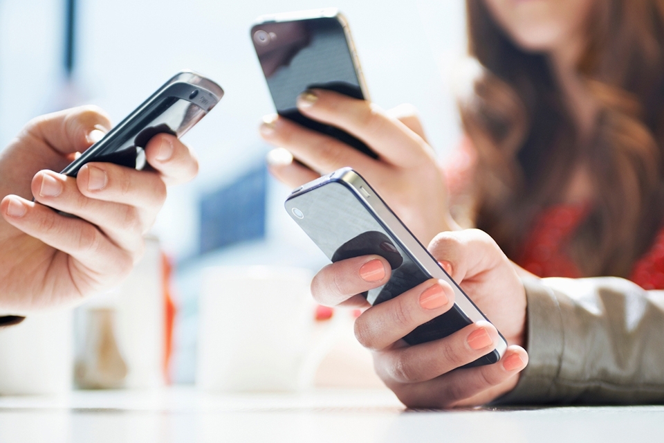 Các doanh nghiệp hướng dẫn người dân cách cài đặt để máy điện thoại có thể tự động chuyển vùng dịch vụ giữa các mạng viễn thông di động. 