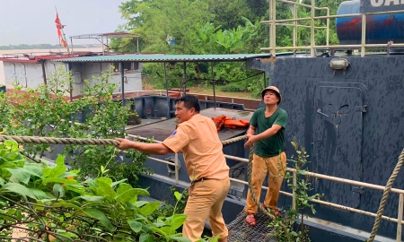 Lực lượng công an Thanh Hoá cùng ngư dân chằng néo tàu thuyền trước khi bão số 3 đổ bộ vào đất liền