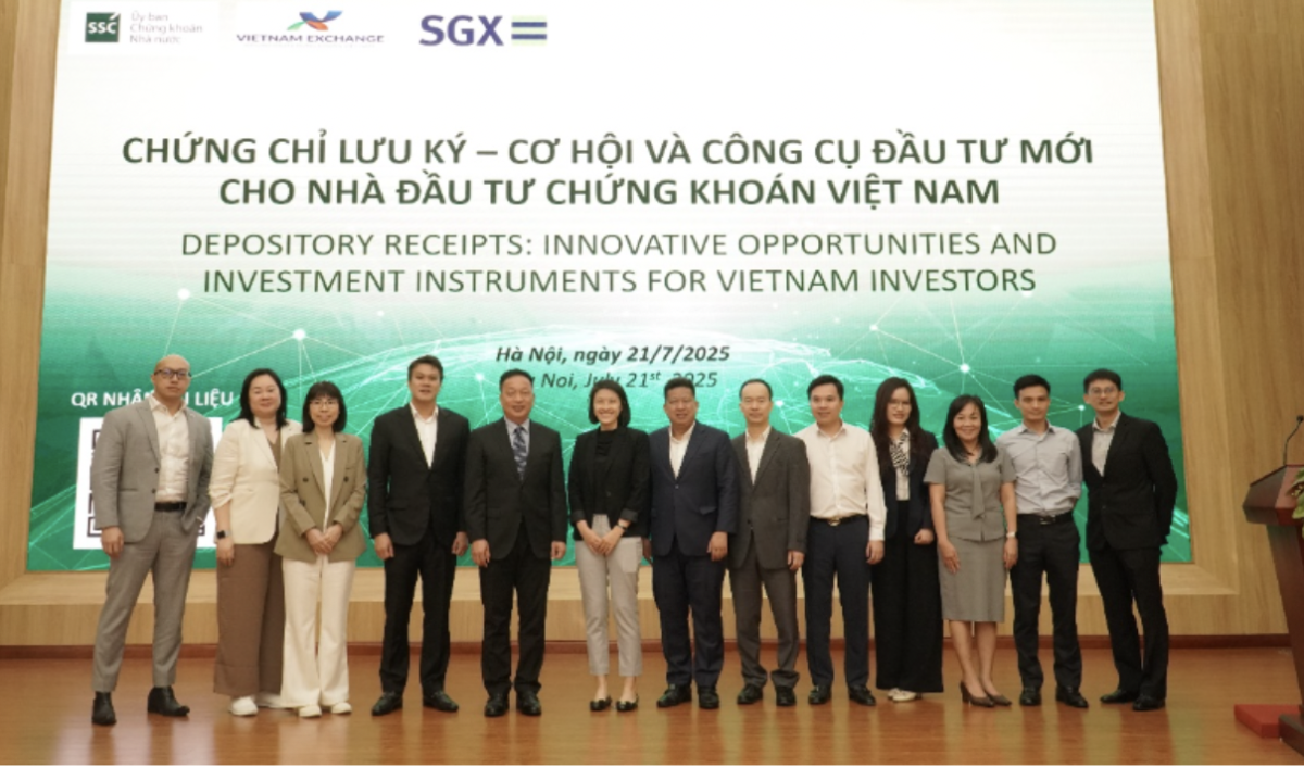 Các đại biểu chụp ảnh tại hội thảo. 