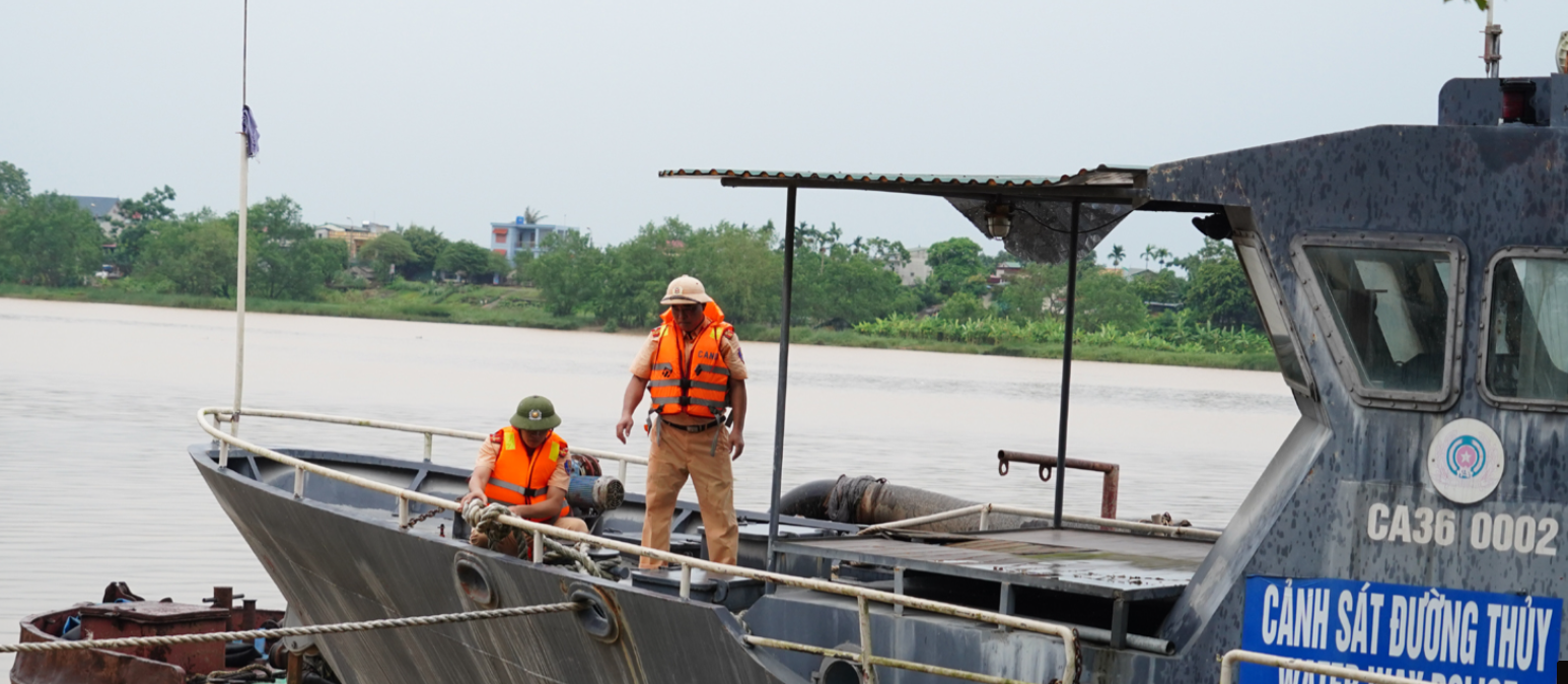 Cảnh sát đường thủy Công an Thanh Hóa sẵn sàng phương tiện, lực lượng trên tuyến theo phương châm "bốn tại chỗ".